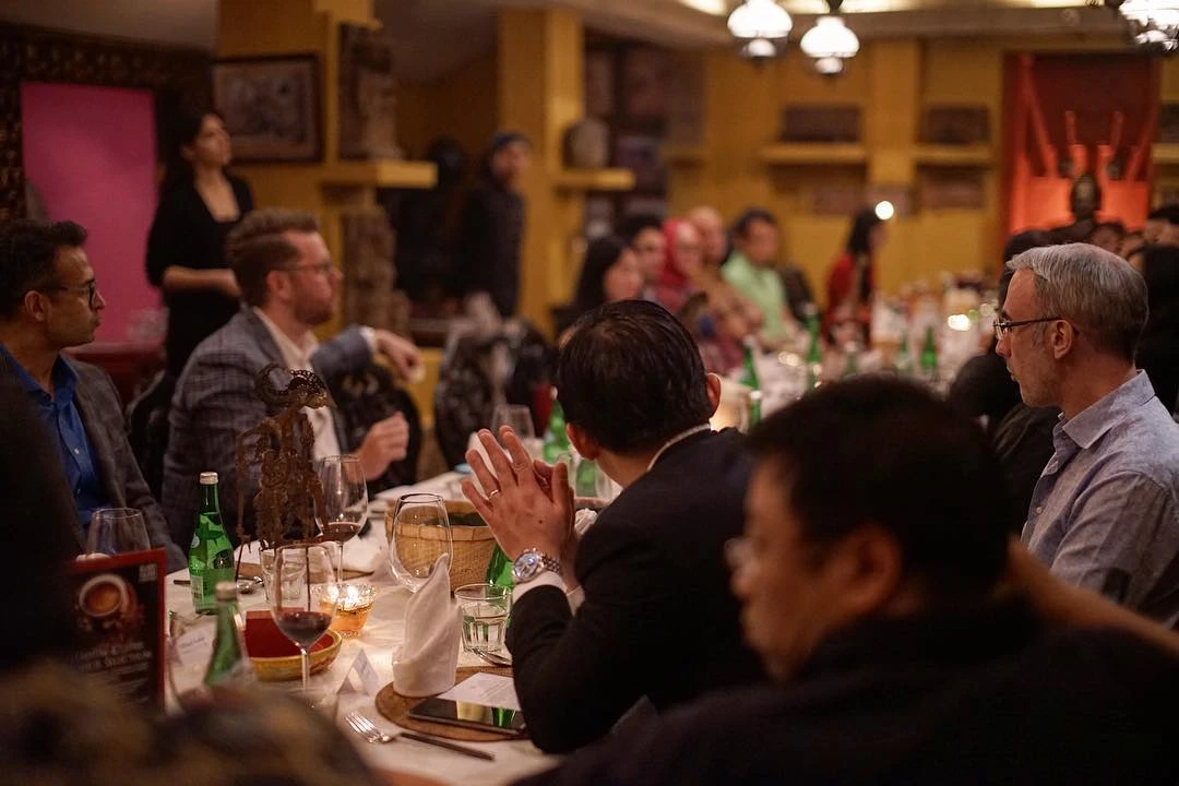 cover image of event - people dining in a corporate setting