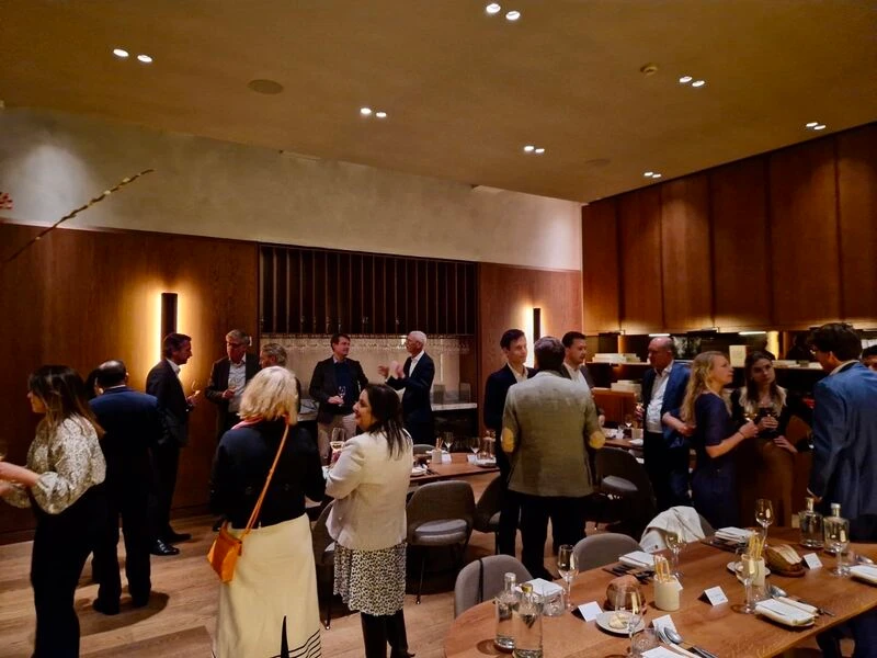 cover image of event - people dining in a corporate setting